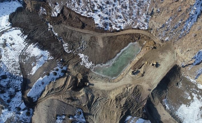 Büyükşehir kar kış demeden gölet yapımına devam ediyor