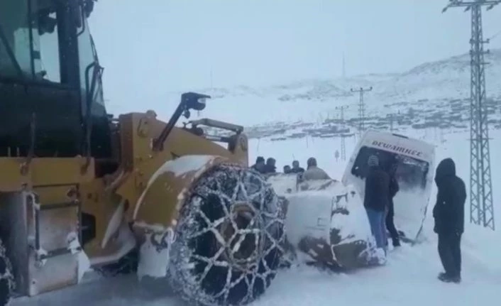 Buzlu yolda şarampole düşen midibüs yol açma dozeri ile kurtarıldı