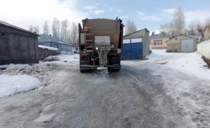 Çaldıran Belediyesinden yol tuzlama çalışması