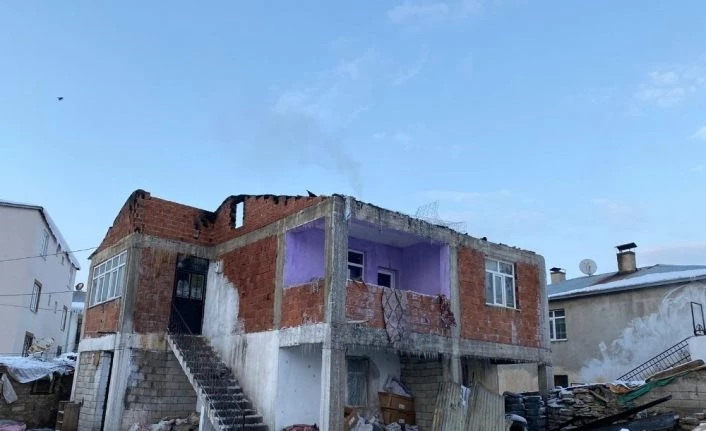 Çatıdaki kümes hayvanlarını ısıtmak için yaktığı sobadan çıkan kıvılcımlar evi yaktı