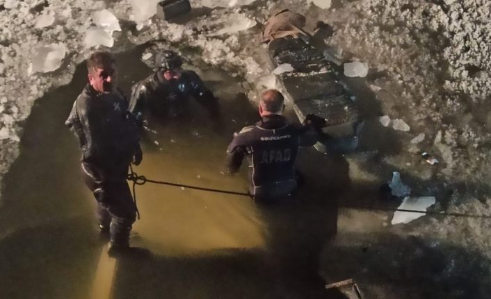 Direksiyon hakimiyetini kaybeden otomobil buz tutan nehre uçtu: 1 ölü