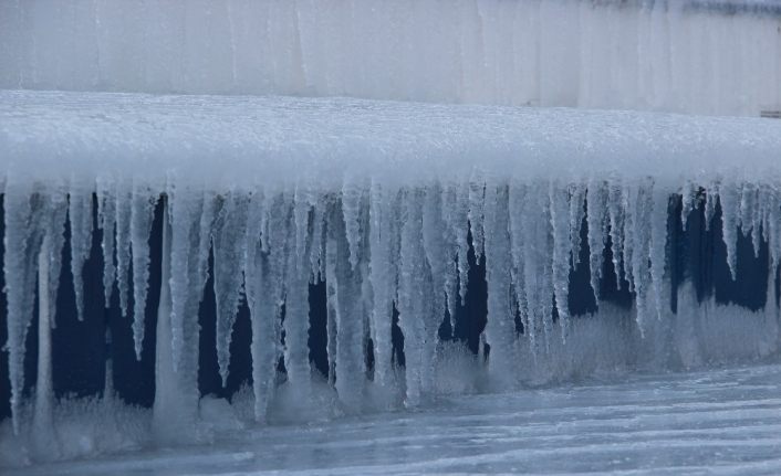 Eksi 20’ye düşen hava sıcaklığı buz tutturdu
