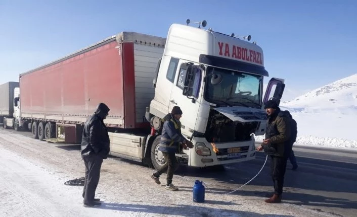 Eksi 25 derece yakıt depoları donan sürücüler yolda mahsur kaldı
