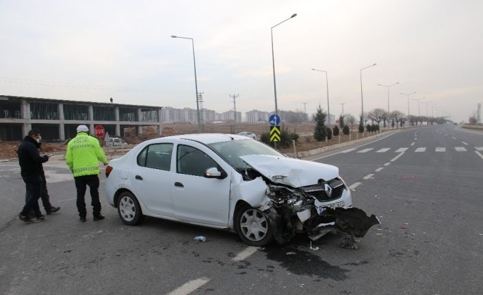 Elazığ otomobil ile transit çarpıştı: 3 yaralı