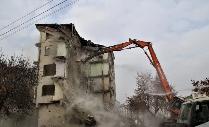 Elazığ’da 5.3’lük depremde ikinci kez hasar alan binanın kontrollü yıkımı başladı