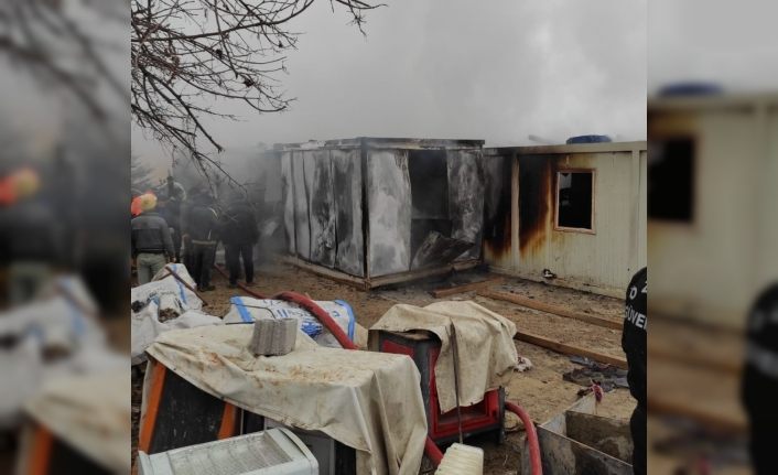 Elazığ’da işçilerin kaldığı 8 konteyner yanarak küle döndü