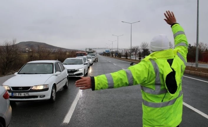 Elazığ’da şehirler arası yollarda kış lastiği denetimi, kar lastiği olmayana izin verilmiyor
