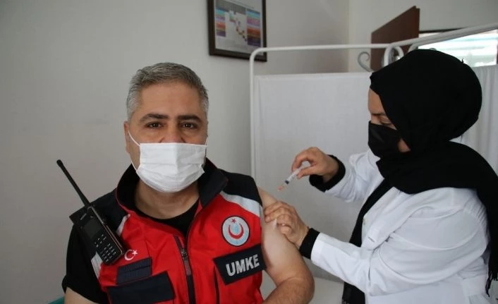 Elazığ’da  UMKE personeli Covid-19 aşısı oldu