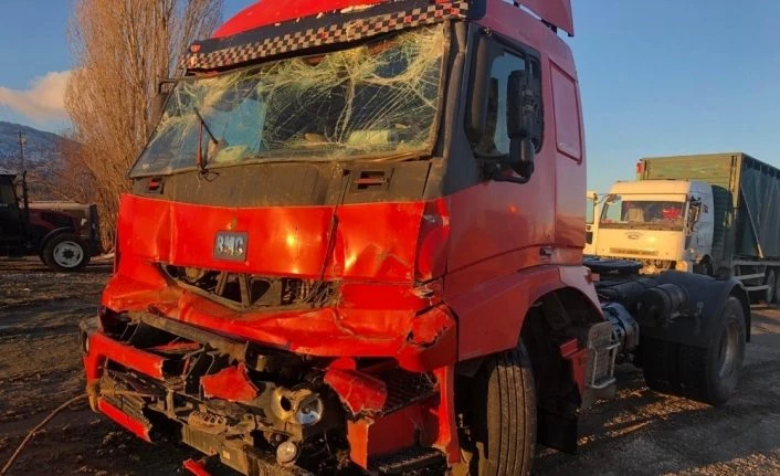 Elazığ’da zincirleme kaza 5 araç birbirine girdi: 4 yaralı