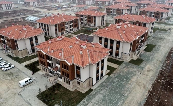 Elazığlı depremzedeler devletin şefkat eliyle yaralarını sardı