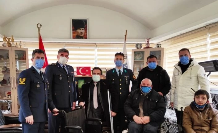 Engellilere baston ve sandalye desteği
