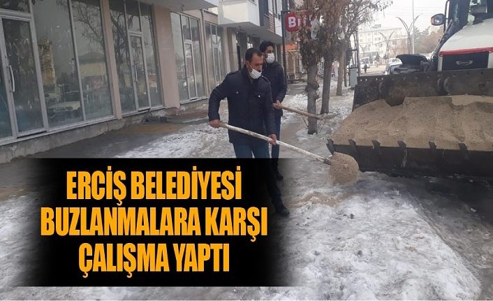 ERCIŞ BELEDIYESI BUZLANMALARA KARŞI ÇALIŞMA YAPTI