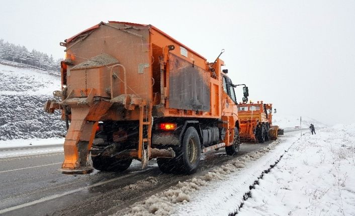 Erzincan’da 2021 yılının ilk kar yağışı ulaşımda aksamalara neden oldu