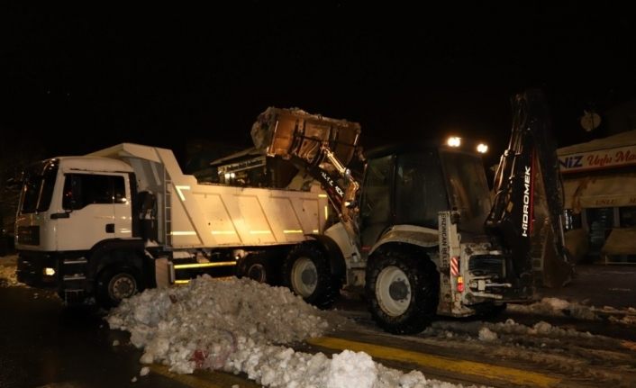 Erzincan’da kar yığınları kamyonlarla şehir dışına taşınıyor