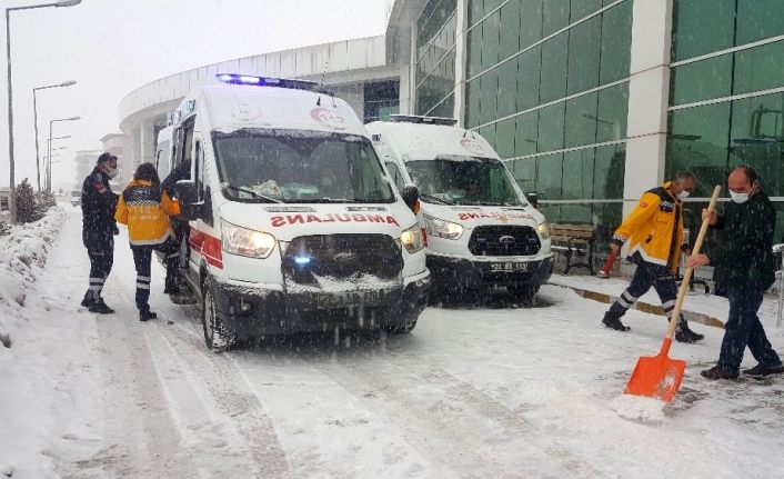 Erzincan’da karda kayan yolcu otobüsü devrildi: 4 yaralı