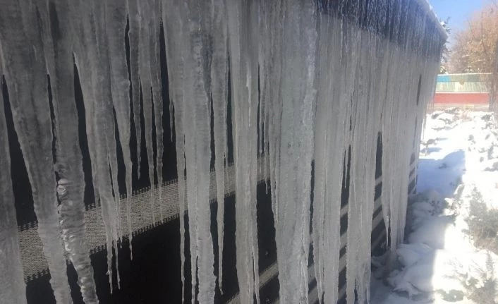 Erzurum’da soğuktan buzdan duvar oluştu