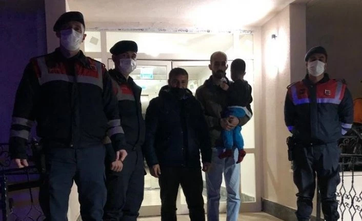 Gece evden çıkan 3 yaşındaki çocuk, jandarmanın dikkati sayesinde bulundu