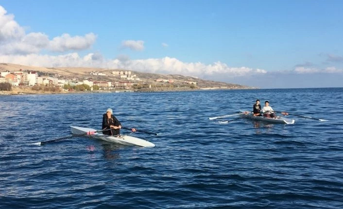 Geleceğin kürek sporcuları Van Gölü’nde yetişiyor