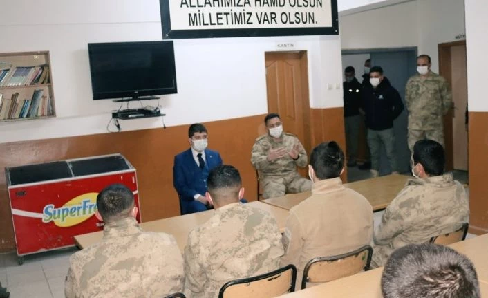 Gürpınar Kaymakamı Kayabaşı, güvenlik güçleriyle bir araya geldi