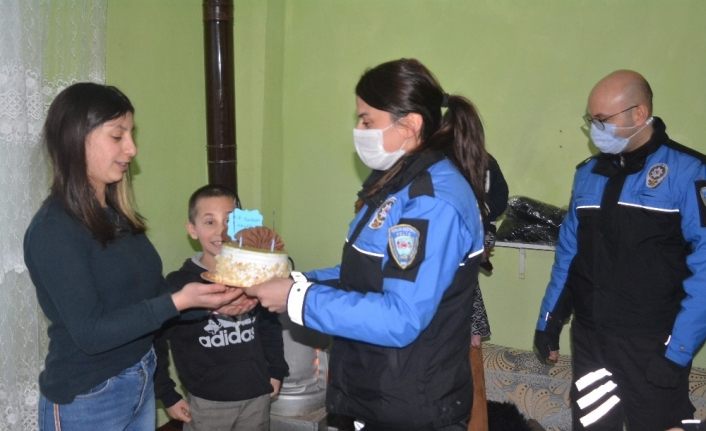 Hakkari polisinden Melek’e doğum günü sürprizi
