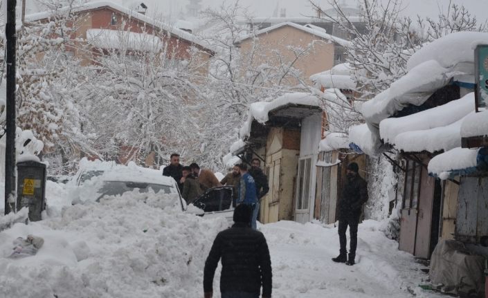 Hakkari’de 213 yerleşim yerinin yolu kapandı