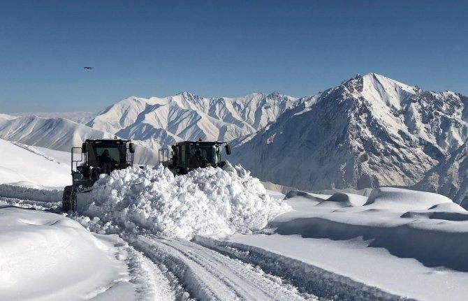 Hakkari’de 234 yerleşim yerinin yolu ulaşıma kapandı