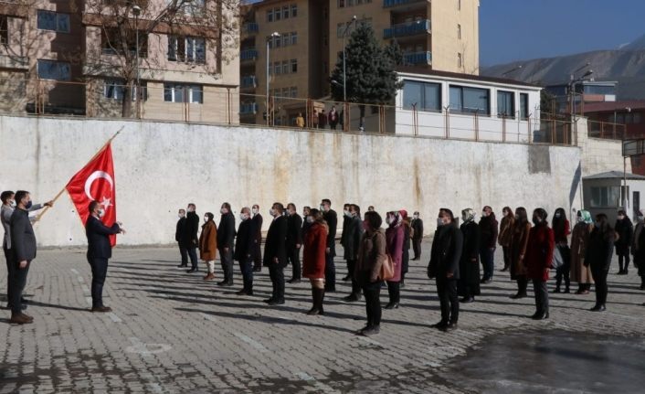 Hakkari’de bayrak töreni