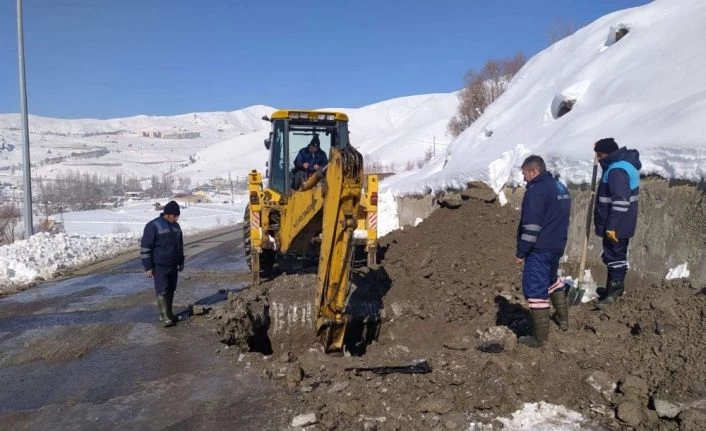 Hakkari’de dondurucu soğukta su mesaisi