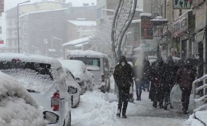 Hakkari’de onlarca köy yolu yeniden ulaşıma açıldı