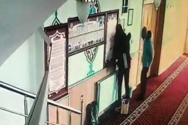Van'da hırsızlık için camiye giren genç kız ve arkadaşı güvenlik kamerasına takıldı