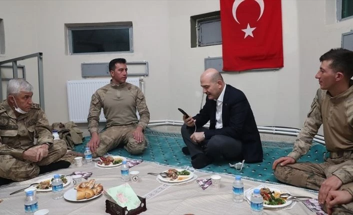 İçişleri Bakanı Soylu, yeni yıla Belbuka kalekol üs bölgesindeki askerlerle girdi