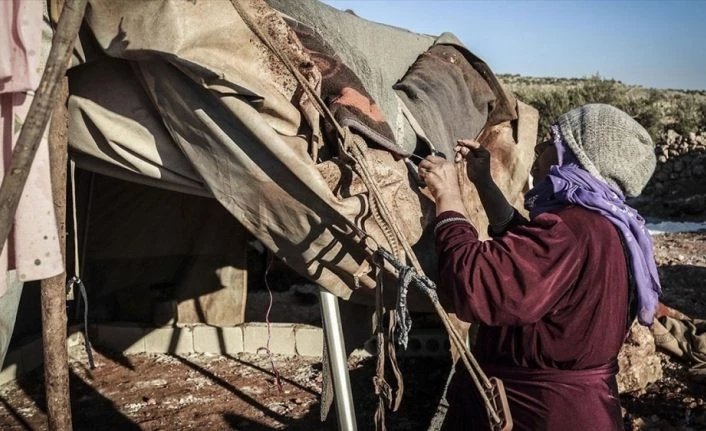 İdlibli aileler çürüyen çadırlarını yamayarak yağmur ve soğuktan korunmaya çalışıyor