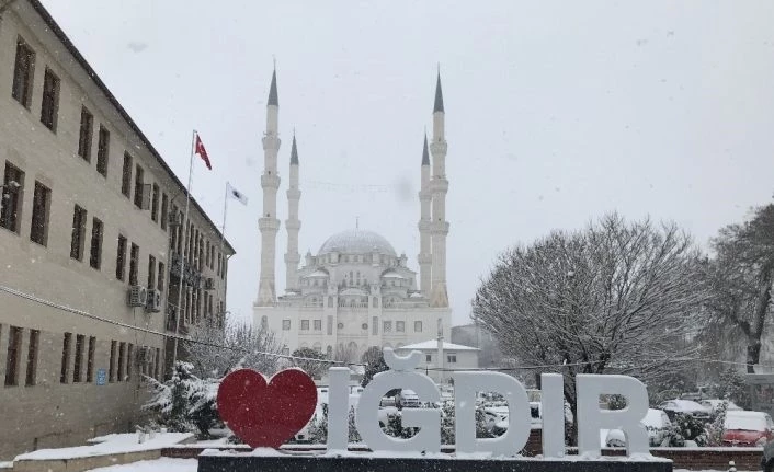 Iğdır kara teslim oldu, kar ve tipi köy yollarını ulaşıma kapattı