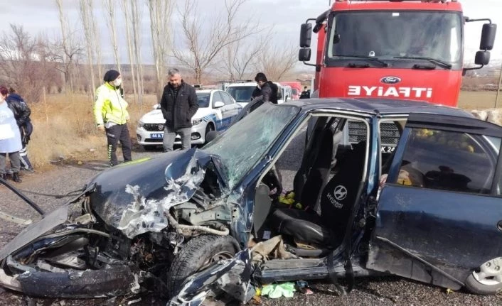 İki araç çarpıştı:  5 yaralı