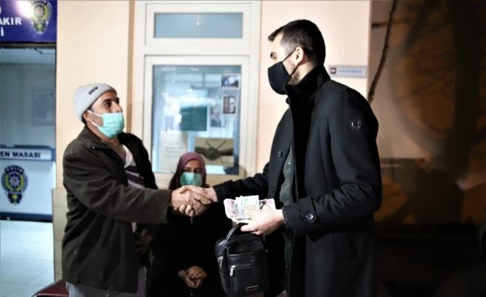 İnşaat işçisi, ailesiyle para dolu çanta buldu, saymadan polise gitti