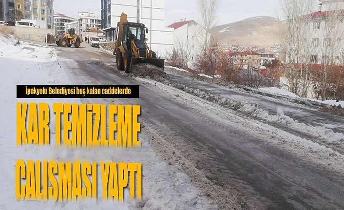 İpekyolu Belediyesi boş kalan caddelerde kar temizleme çalışması yaptı