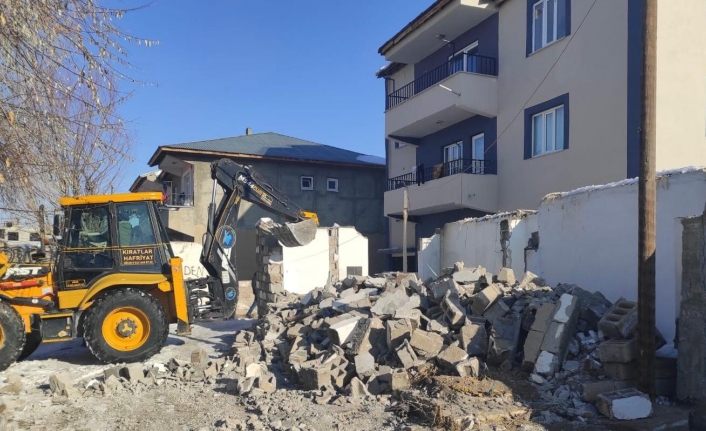 İpekyolu Belediyesi metruk yapı yıkımı yaptı