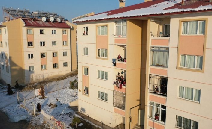 İpekyolu Belediyesi moral konserini Bostaniçi TOKİ'de düzenledi 
