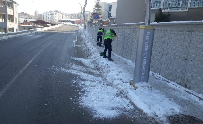 İpekyolu Belediyesi, sokağa çıkma yasağında buzları temizledi
