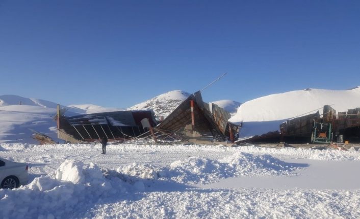 Kar kütlesinin ağırlığına dayanamayan fabrikanın çatısı çöktü