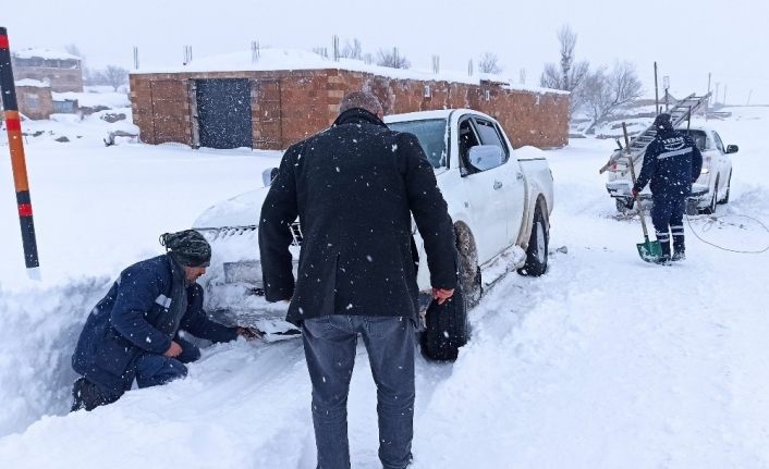 Kar ve tipide mahsur kalan gazetecileri VEDAŞ ekipleri kurtardı