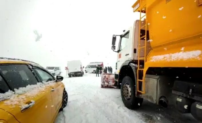 Kar ve tipinin etkili olduğu Erzincan’da araçlar yollarda mahsur kaldı