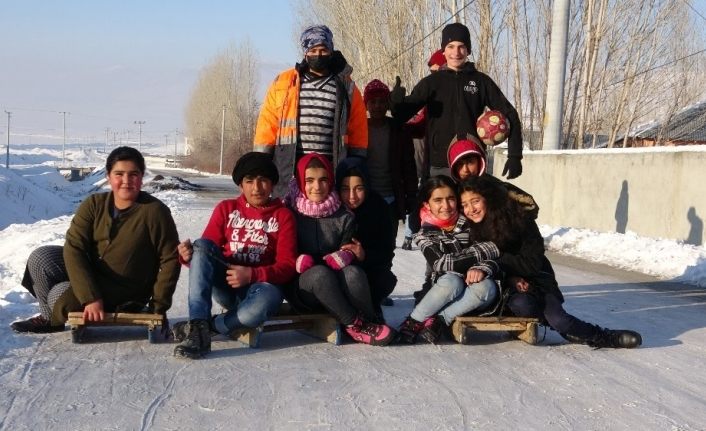Van Muradiye'de kar yağışı en çok onları sevindiriyor