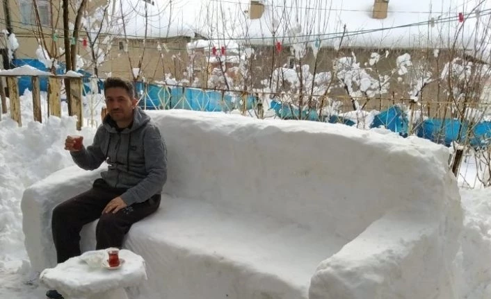 Kardan koltuk yaparak çay keyfi sürdü