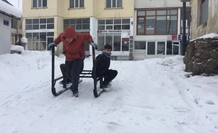 Karlıova’da kar vatandaşa çile, çocuklara eğlence oldu