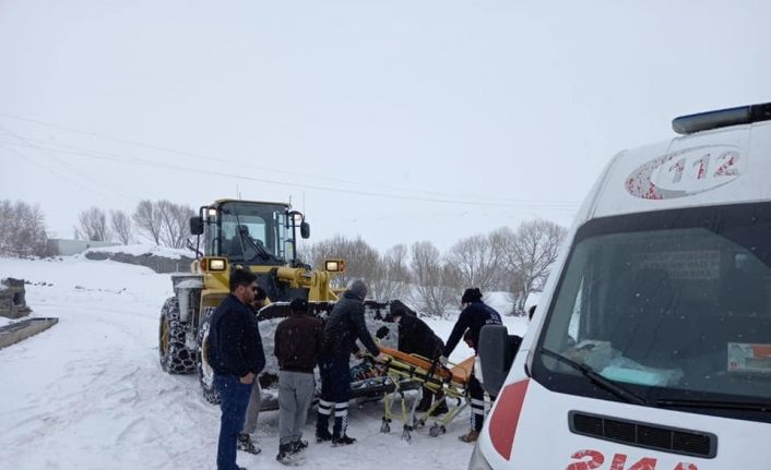 Kars’ta hasta bir kişi iş makinesiyle ambulansa yetiştirildi
