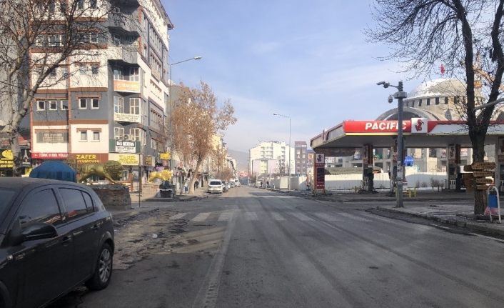 Kars’ta vatandaşlar kısıtlamaya destek vererek evlerinde kalıyor