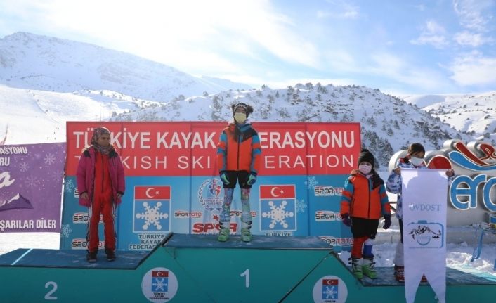 Kayak yarışlarında dereceye giren sporculara ödülleri verildi