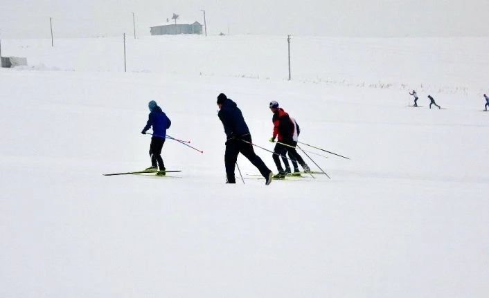 Kayaklı koşu sporcuları dondurucu soğuklarda ter dökerek yarışmalara hazırlanıyor