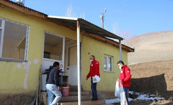 Kızılay’dan görme engelli kardeşlere saz teli ve gıda yardımı